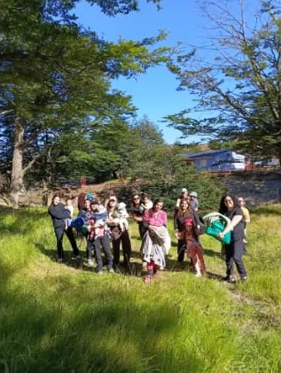 Un grupo de madres con sus bebés en brazos, reunidas en un claro del bosque